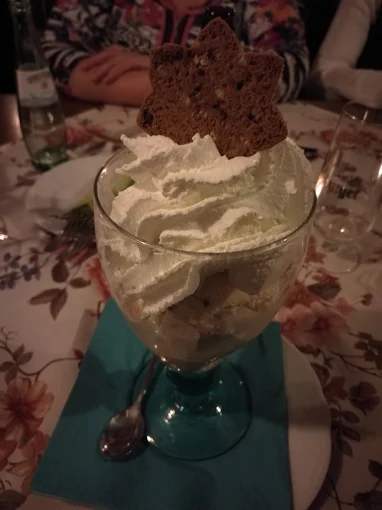 Hahnegässelbecher — Walnusseis mit Likör und Sahne