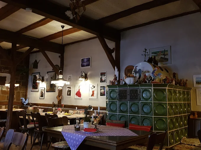 Stube mit grünem Kachelofen und Pfälzer Tischdecken